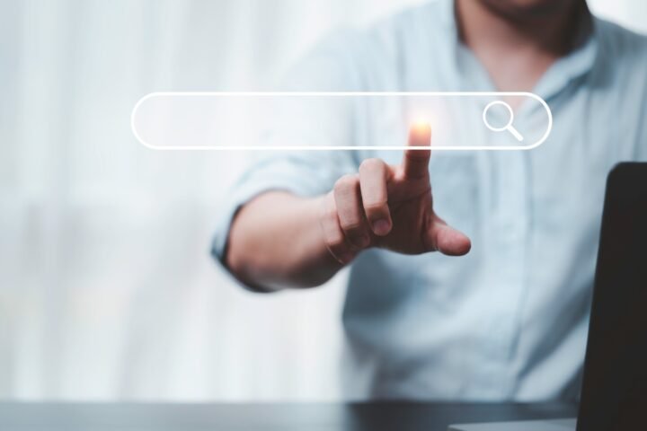 Barra de búsqueda digital representando el posicionamiento SEO en Colombia